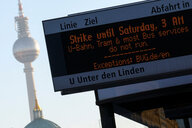 Tram Anzeigetafel mit Streikankündigung, im Hintergrund der Berliner Fernsehturm