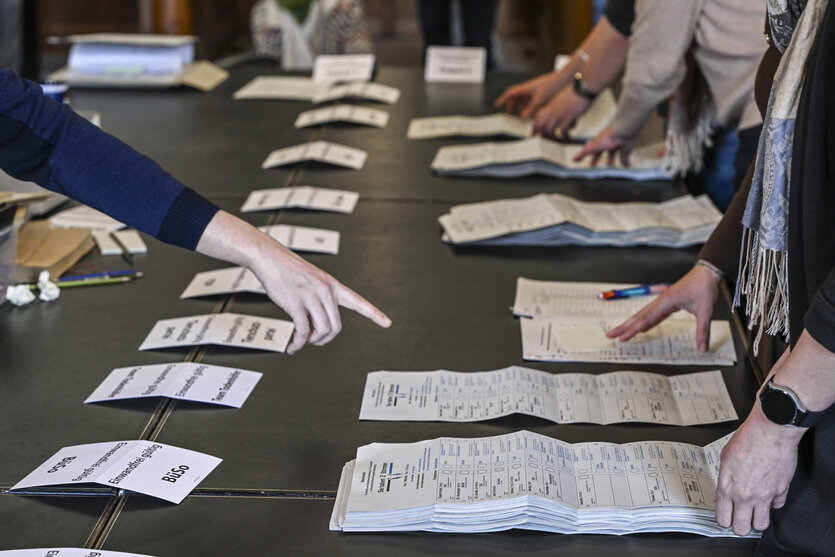 Stimmzettel der Bundestagswahl 2025 liegen bei der öffentlichen Nachzählung von drei Wahlbezirken im Rathaus Schöneberg im Bezirk Tempelhof-Schöneberg auf einem Tisch.