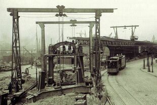 Bau der Hamkburger Hochbahntrasse im Bereich Baumwall / Rödingsmarkt, um 1910