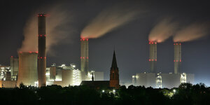 Kohlekraftwerke von RWE in der Nacht