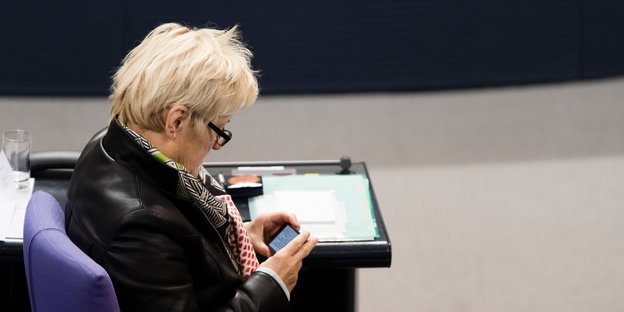 Renate Künast mit Smartphone im Bundestag