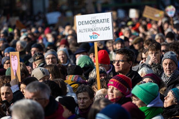 Omas demonstrieren für Demokratie