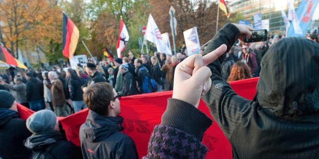 Demonstranten zeigen den Mittelfinger