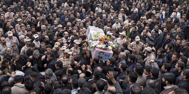 Menschenmenge bei einer Beerdigung im Iran