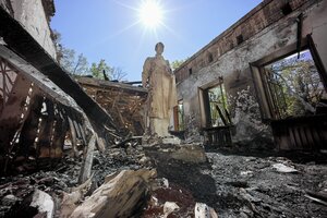 Eine Statue ragt aus einem Trümmerfeld