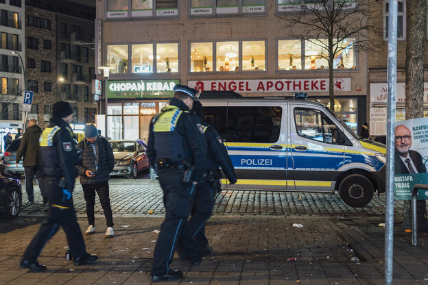 Polizisten am Steindamm in Hamburg.