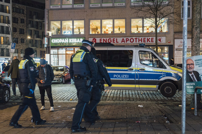 Polizisten am Steindamm in Hamburg.