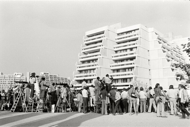 Kamarateams und Fotografen auf Leitern von einem Hochhausgebäude