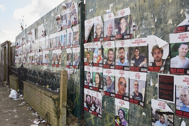 Wand mit Plakaten von israelischen Hamas-Geiseln