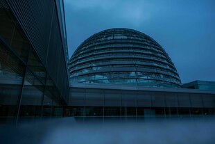 Blick auf der Fraktionsebene auf die Kuppel im Bundestag