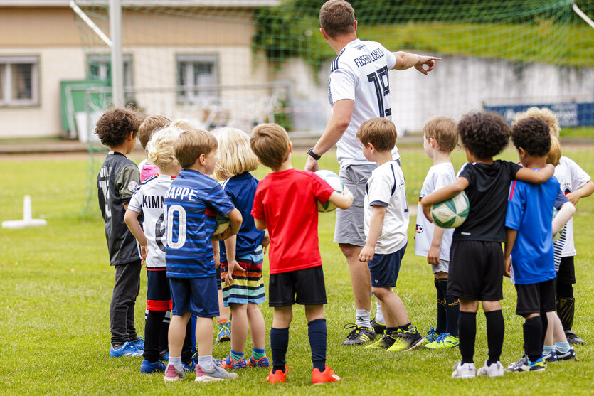 Kinder beim Fussballtraining