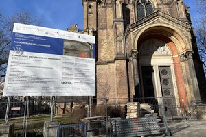 Die Zionskirche von außen mit Baumaterialen vor dem Haupteingang