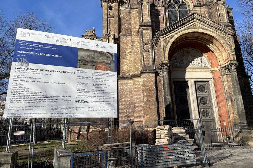 Die Zionskirche von außen mit Baumaterialen vor dem Haupteingang