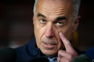 Călin Georgescu, damaliger unabhängiger Kandidat für die Präsidentschaftswahlen, spricht zu den Medien