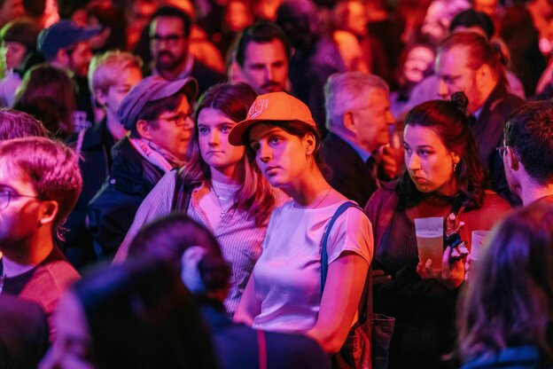 Menschen auf einer Wahlparty im roten Licht