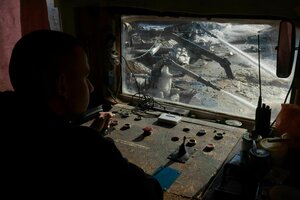 Ein Arbeiter kontrolliert den Abbau von Ilmenit, einem Schlüsselelement für die Titanherstellung, in einem Tagebau in der Region Kirowohrad