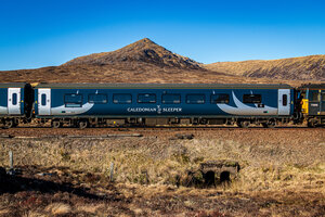 Der Nachtzug Caledonian Sleeper morgens bei schönem Wetter auf offener Strecke