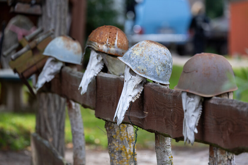 Auf dem Gartenzaun vor dem Haus des bundesweit bekannter Rechtsextremist Sven Krüger hängen rostige Stahlhelme auf skellettierten Tierschädeln.