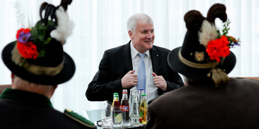 Horst Seehofer empfängt eine Abordnung der bayerischen Gebirgsschützen.