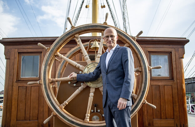 Bürgermeister Peter Tschentscher (SPD), Hamburgs Erster Bürgermeister, steht an Deck des Museumsschiffs 
