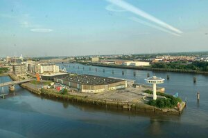 Eine Halbinsel mit niedrigem Industriebau in den Hamburger Fleeten