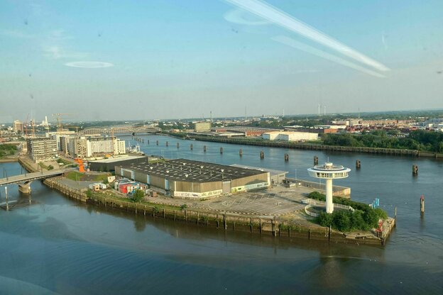 Eine Halbinsel mit niedrigem Industriebau in den Hamburger Fleeten