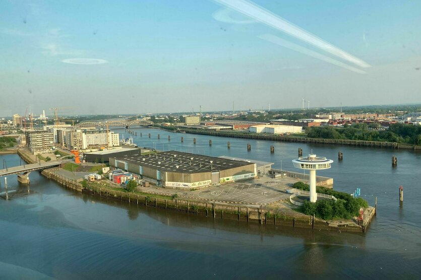 Eine Halbinsel mit niedrigem Industriebau in den Hamburger Fleeten