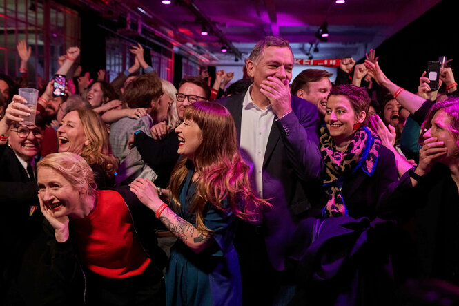 Jubel und Heiterkeit auf der Linken-Wahlparty mit Jan van Aken, Parteivorsitzender und Spitzenkandidat der Linken, Ines Schwerdtner, Parteivorsitzende und Direktkandidatin in Lichtenberg, Heidi Reichinnek, Spitzenkandidatin der Linken