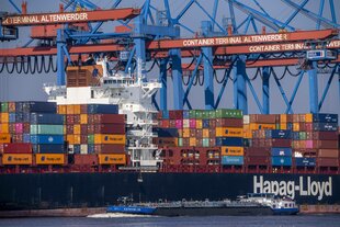 Containerschiff im Hamburger Hafen.