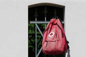 Ein roter Rucksack mit 