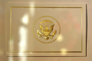 Papier mit dem Logo der USA in Gold