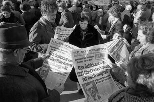 Westberliner lesen Sonderausgaben der Berliner Morgenpost zur Entführung von Peter Lorenz.