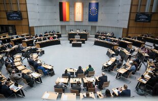 Das Bild zeigt den Plenarsaal des Abgeordnetenhauses