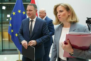 Die Politiker:innen Christian Stocker, Andreas Babler und Beate Meinl-Reisinger bei einer Pressekonferenz.