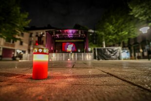 Ein einzelnes Grablicht steht auf dem Anschlagsort in Solingen