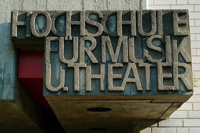 Zeigt das künstlerisch gestaltete Schild mit der Aufschrift "Hochschule für Musik u. Theater" an der Fassade der Musikhochschule in Hannover