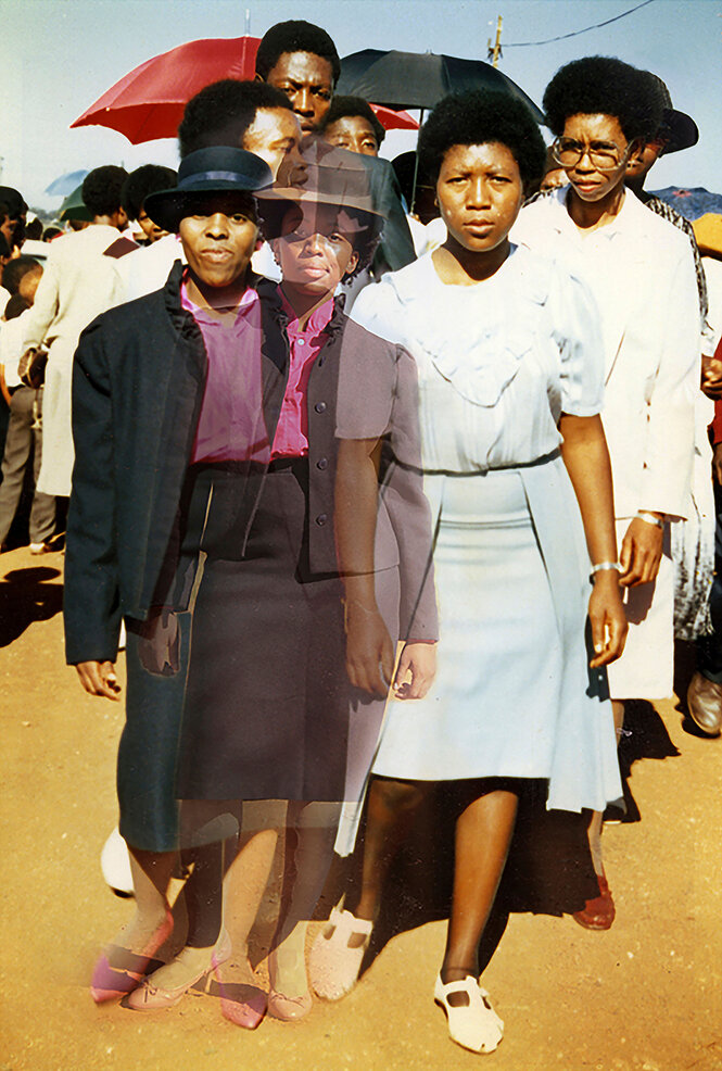 Fotoarbeit von Lebohang Kganye: Eine Gruppe von Menschen läuft auf die Kamera zu. Im Vordergrund sind drei Frauen zu sehen, links läuft die Mutter der Künstlerin, rechts hat die Künstlerin sich per Überblendung selbst ins Bild gesetzt, Mutter und Tochter tragen ein dunkles Kostüm mit pinker Bluse und Hut. Neben ihnen laufen zwei in weißen Outfits Röcken und Blusen gekleidete Frauen. Die hintere Frau trägt eine Brille und schaut wie die anderen in die Kamera.