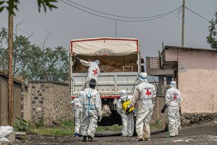 Mitarbeitende des Roten Kreuzes bergen in Goma Verletzte und Tote