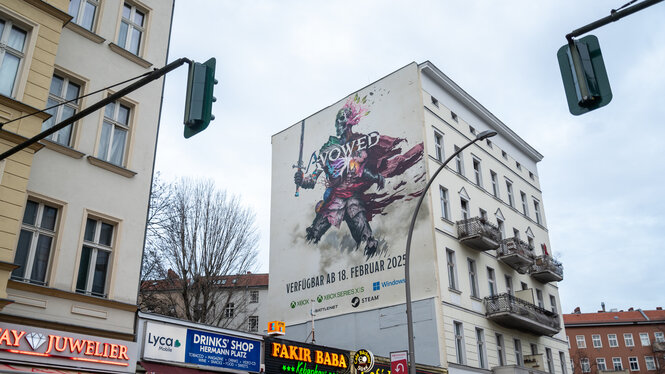 Eine professionell auf eine Wand gesprühte Werbung für ein Computerspiel in Berlin-Neukölln