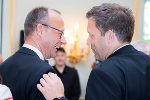 Friedrich Merz und Lars Klingbeil unterhalten sich