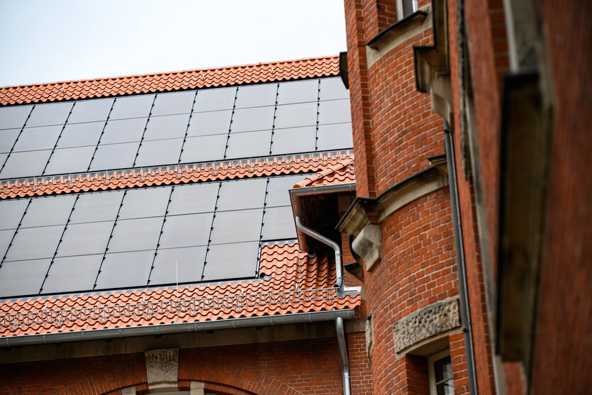 Photovoltaik-Anlage auf einem historischen Backsteingebäude