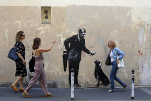 Ein Graffiti, das dem britischen Streetart-Künstler Banksy zugeschrieben wird, ist an einer Hauswand in Paris zu sehen