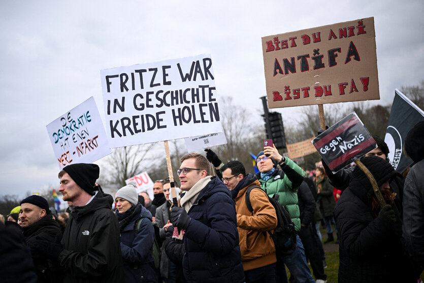 Protestierende kritisieren Friedrich Merz