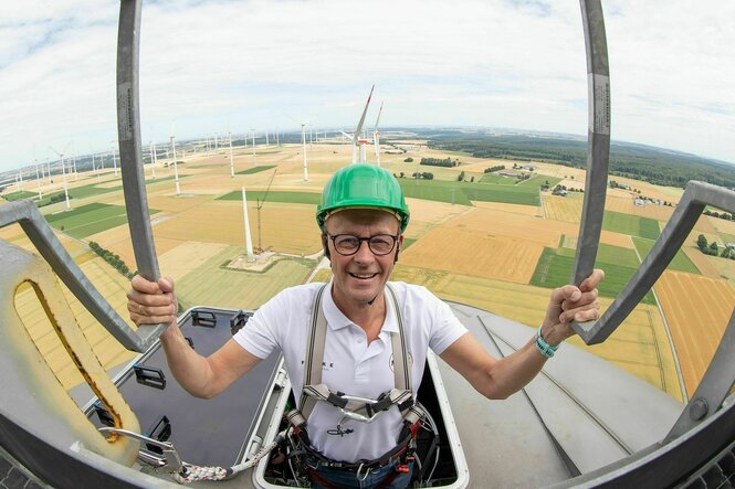 Friedrich Merz mit Schutzhelm auf einer Windanlage