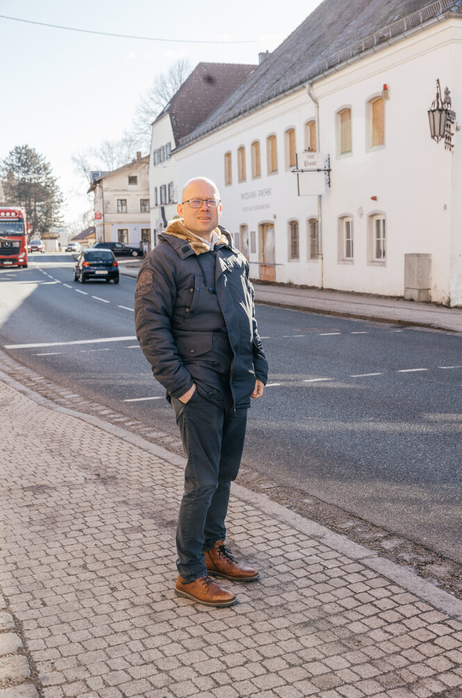 Ein Mann steht auf einem Bürgersteig