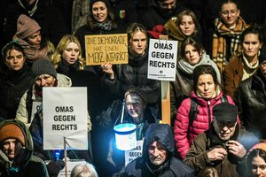 Schilder mit der Aufschrift «Omas gegen rechts» sind bei einer Demonstration zu sehen