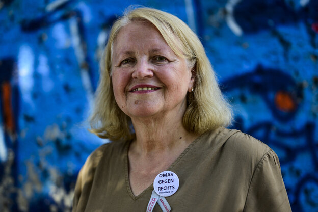 Eine Frau mit einem einem Button an ihrer Bluse mit der Aufschrift: 