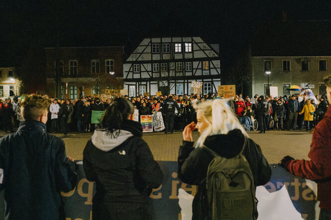 Zwei protestierende Menschengruppen stehen sich gegenüber