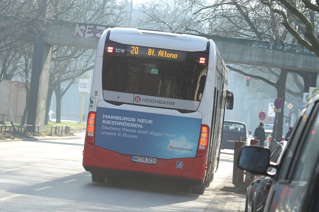 Ein Bus färht durch Hamburg