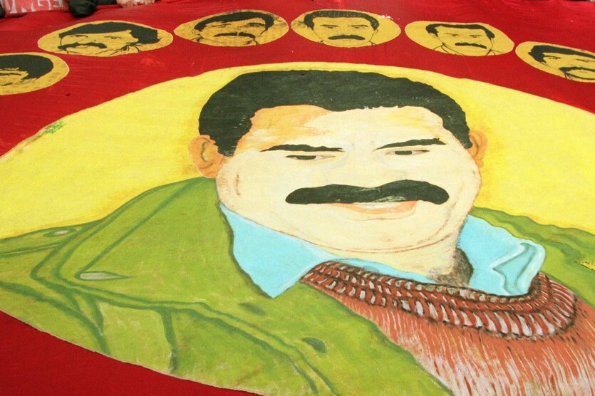 Fahne mit dem Konterfei des PKK-Führers Abdullah Öcalan